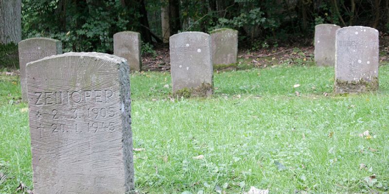 Tag des Gedenkens auf dem Ehrenfriedhof in Holzen